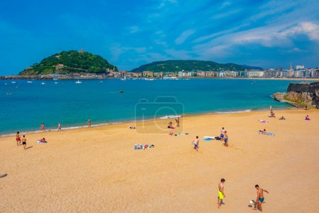Téléchargez les photos : San Sebastian, Espagne, 2 juin 2022 : Les gens profitent d'une journée ensoleillée à la plage de La Concha à San Sebastian, Espagne. - en image libre de droit
