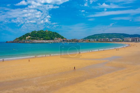Téléchargez les photos : San Sebastian, Espagne, 2 juin 2022 : Les gens profitent d'une journée ensoleillée à la plage d'Ondarreta à San Sebastian, Espagne. - en image libre de droit