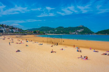 Téléchargez les photos : San Sebastian, Espagne, 2 juin 2022 : Les gens profitent d'une journée ensoleillée à la plage d'Ondarreta à San Sebastian, Espagne. - en image libre de droit