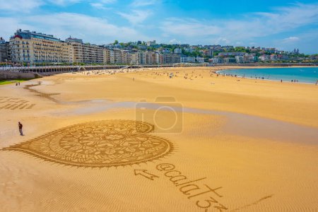 Téléchargez les photos : San Sebastian, Espagne, 2 Juin 2022 : Hôtels derrière la plage de La Concha à San Sebastian, Espagne. - en image libre de droit