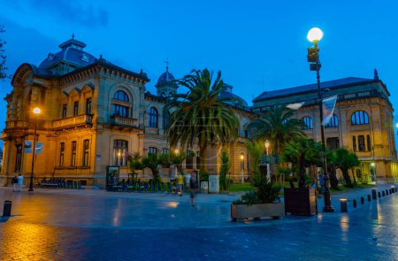 Foto de San Sebastián, España, 1 de junio de 2022: Vista nocturna del Ayuntamiento del casco antiguo de San Sebastián, España. - Imagen libre de derechos