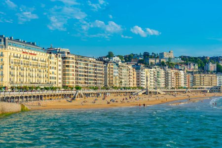 Téléchargez les photos : San Sebastian, Espagne, 1 Juin 2022 : Hôtels derrière la plage de La Concha à San Sebastian, Espagne. - en image libre de droit