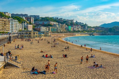 Téléchargez les photos : San Sebastian, Espagne, 1 Juin 2022 : Les gens profitent d'une journée ensoleillée à la plage de La Concha à San Sebastian, Espagne. - en image libre de droit