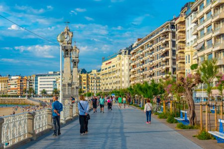 Téléchargez les photos : Saint Sébastien, Espagne, 1er juin 2022 : Vue de la promenade maritime à Saint Sébastien, Espagne. - en image libre de droit