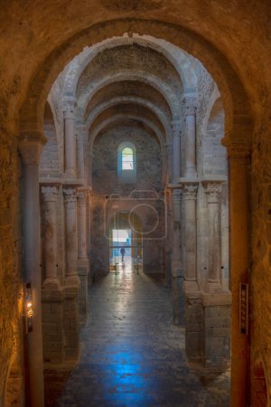 Foto de El Port de la Selva, España, 28 de mayo de 2022: Interior del Monasterio de Sant Pere de Rodes en España. - Imagen libre de derechos