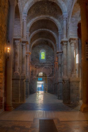 Foto de El Port de la Selva, España, 28 de mayo de 2022: Interior del Monasterio de Sant Pere de Rodes en España. - Imagen libre de derechos