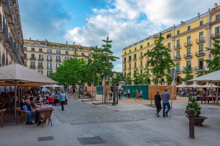 Téléchargez les photos : Gérone, Espagne, 26 mai 2022 : Coucher de soleil sur la Plaza de la Independenceia dans la ville espagnole Gérone. - en image libre de droit