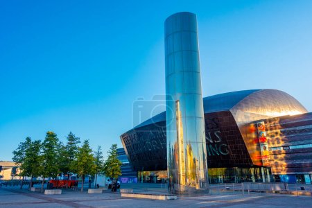 Téléchargez les photos : Cardiff, Pays de Galles, 15 septembre 2022 : Coucher de soleil sur le Wales Millennium Centre à Cardiff, capitale galloise. - en image libre de droit
