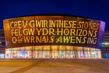 Téléchargez les photos : Cardiff, Pays de Galles, 16 septembre 2022 : Coucher de soleil sur le Wales Millennium Centre à Cardiff, capitale galloise. - en image libre de droit