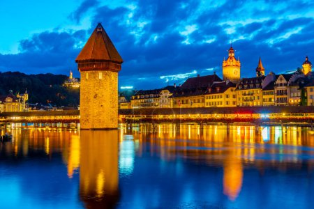 Téléchargez les photos : Luzern, Suisse, 20 septembre 2022 : Vue de nuit du palais Kapellbruecke et Guetsch à Luzern. - en image libre de droit