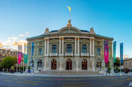 Téléchargez les photos : Genève, Suisse, 19 septembre 2022 : Les gens marchent pendant le coucher du soleil devant le Grand Théâtre à Genève, Suisse - en image libre de droit