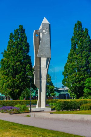 Foto de Halmstad, Suecia, 12 de julio de 2022: Estatua de una mujer en el parque Picasso en la ciudad sueca Halmstad.IMAGEN - Imagen libre de derechos