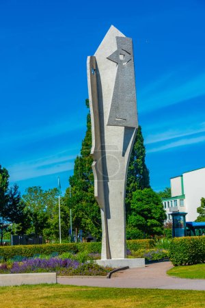 Foto de Halmstad, Suecia, 12 de julio de 2022: Estatua de una mujer en el parque Picasso en la ciudad sueca Halmstad.IMAGEN - Imagen libre de derechos