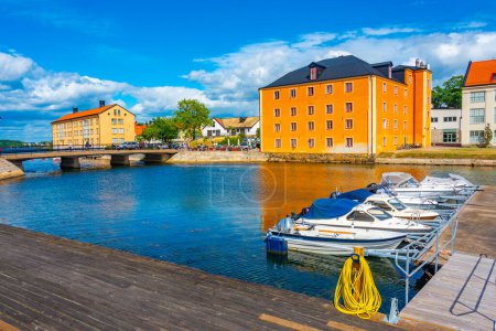 Téléchargez les photos : Karlskrona, Suède, 14 juillet 2022 : Bâtiments portuaires traditionnels à Karlskrona, Suède.. IMAGE - en image libre de droit