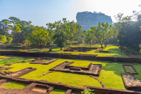 Foto de Sigiriya, Sri Lanka, 5 de febrero de 2022: Jardines de la fortaleza rocosa Sigiriya en Sri Lanka. - Imagen libre de derechos