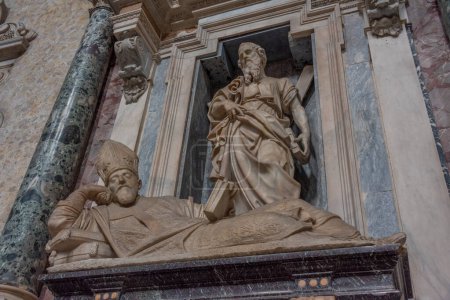 Téléchargez les photos : Naples, Italie, 19 mai 2022 : Intérieur de la Cathédrale Santa Maria Assunta dans la ville italienne Naples. - en image libre de droit