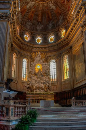 Téléchargez les photos : Naples, Italie, 19 mai 2022 : Intérieur de la Cathédrale Santa Maria Assunta dans la ville italienne Naples. - en image libre de droit
