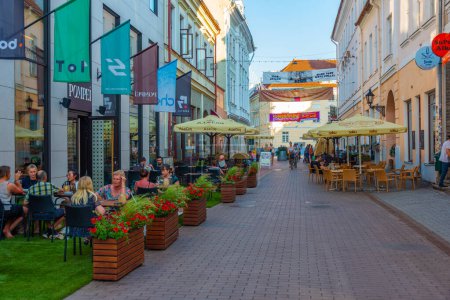 Foto de Tartu, Estonia, 27 de junio de 2022: Día de verano en las calles de Tartu, Estonia. - Imagen libre de derechos