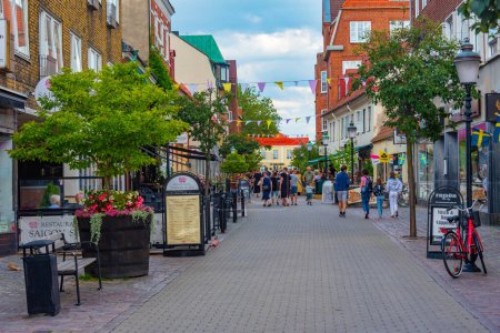 Téléchargez les photos : Ystad, Suède, 13 juillet 2022 : Rue commerciale à Ystad, Suède.. IMAGE - en image libre de droit