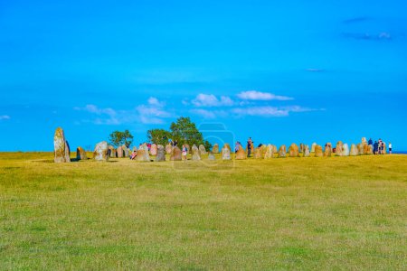 Téléchargez les photos : Ystad, Suède, 13 juillet 2022 : Monument mégalithique de Ales stenar sur la côte suédoise. - en image libre de droit