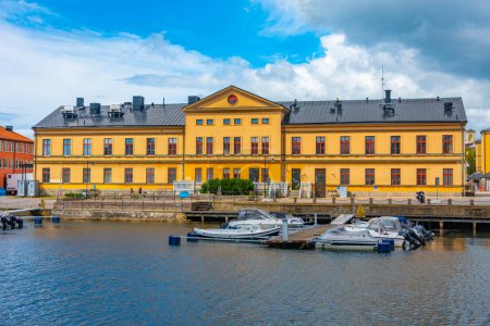 Foto de Karlskrona, Suecia, 14 de julio de 2022: Edificios portuarios tradicionales en Karlskrona, Suecia.. IMAGEN - Imagen libre de derechos