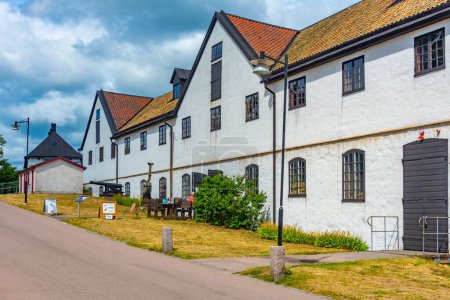 Téléchargez les photos : Karlskrona, Suède, 14 juillet 2022 : Bâtiments portuaires traditionnels à Karlskrona, Suède.. IMAGE - en image libre de droit
