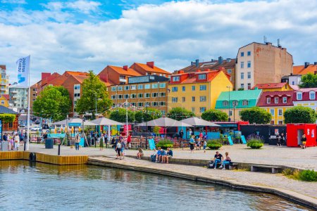 Téléchargez les photos : Karlskrona, Suède, 14 juillet 2022 : Bord de l'eau dans le port de Karlskrona, Suède. - en image libre de droit