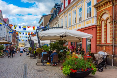 Téléchargez les photos : Karlskrona, Suède, 14 juillet 2022 : Rue commerciale à Karlskrona, Suède.. IMAGE - en image libre de droit