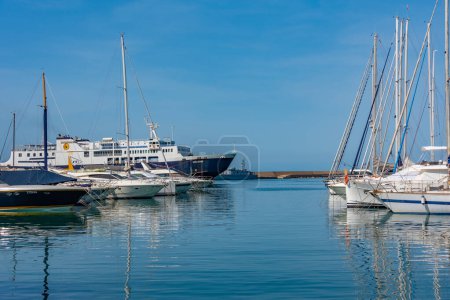 Téléchargez les photos : Ischia, Italie, 23 mai 2022 : Mouillage de bateaux à la marina de Casamicciola Terme à l'île d'Ischia, Italie. - en image libre de droit