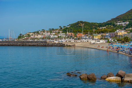 Téléchargez les photos : Ischia, Italie, 23 mai 2022 : Personnes sur une plage à la marina de Casamicciola Terme à l'île d'Ischia, Italie. - en image libre de droit