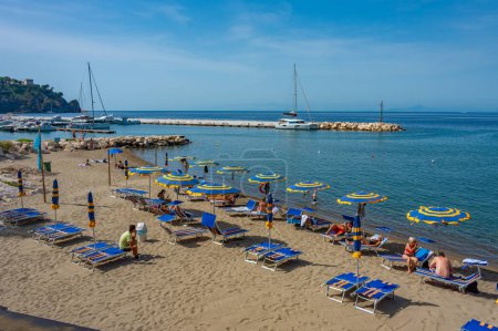 Téléchargez les photos : Ischia, Italie, 23 mai 2022 : Personnes sur une plage à la marina de Casamicciola Terme à l'île d'Ischia, Italie. - en image libre de droit