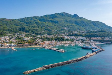 Téléchargez les photos : Ischia, Italie, 23 mai 2022 : Vue aérienne de la marina de Casamicciola Terme à l'île d'Ischia, Italie. - en image libre de droit