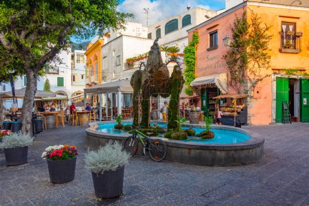 Foto de Ischia, Italia, 22 de mayo de 2022: Vista de una colorida calle de Forio en la isla de Ischia, Italia . - Imagen libre de derechos