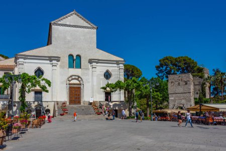 Foto de Ravello, Italia, 21 de mayo de 2022: La gente está visitando Catedral en Ravello, Italia. - Imagen libre de derechos