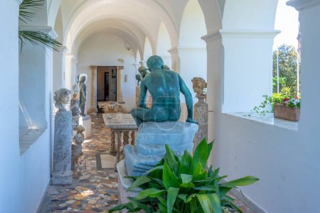 Foto de Anacapri, Italia, 20 de mayo de 2022: Esculturas en Villa San Michele en Anacapri, Italia. - Imagen libre de derechos