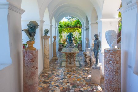Téléchargez les photos : Anacapri, Italie, 20 mai 2022 : Sculptures à la Villa San Michele à Anacapri, Italie. - en image libre de droit