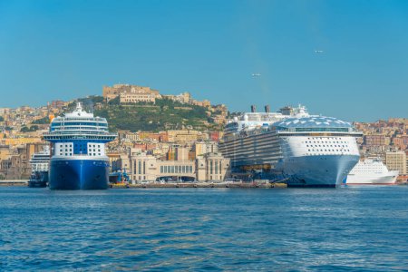 Foto de Nápoles, Italia, 20 de mayo de 2022: Castel Sant 'Elmo con vistas a los cruceros en el puerto de Nápoles, Italia. - Imagen libre de derechos