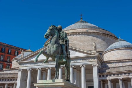 Foto de Nápoles, Italia, 19 de mayo de 2022: Estatua ecuestre frente a la iglesia de San Francesco di Paola en la ciudad italiana Nápoles. - Imagen libre de derechos