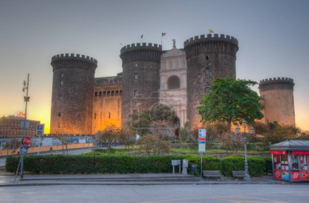 Téléchargez les photos : Naples, Italie, 19 mai 2022 : Vue de nuit de Castel Nuovo à Naples, Italie. - en image libre de droit