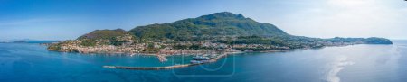 Téléchargez les photos : Ischia, Italie, 23 mai 2022 : Vue aérienne de la marina de Casamicciola Terme à l'île d'Ischia, Italie. - en image libre de droit