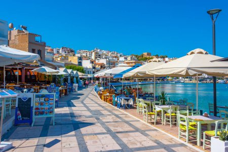 Foto de Sitia, Grecia, 18 de agosto de 2022: Restaurantes en el paseo marítimo de la ciudad griega Sitia. - Imagen libre de derechos