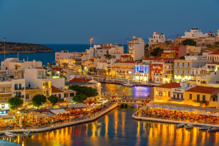 Téléchargez les photos : Agios Nikolaos, Grèce, 19 août 2022 : Vue de nuit du lac Voulismeni et de la ville grecque Agios Nikolaos sur l'île de Crète. - en image libre de droit