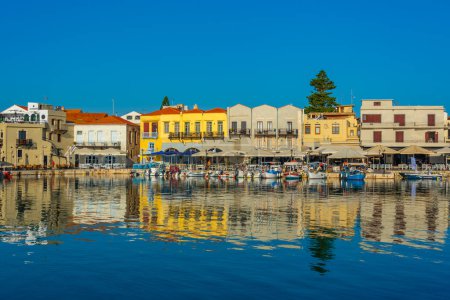 Téléchargez les photos : Rethimno, Grèce, 21 août 2022 : Vue du vieux port vénitien de la ville grecque Rethimno, Grèce. - en image libre de droit