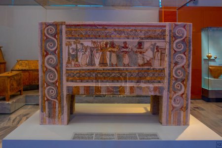 Foto de Heraklion, Grecia, 24 de agosto de 2022: Colección de artefactos históricos en el Museo Arqueológico Heraklion en Creta, Grecia. - Imagen libre de derechos