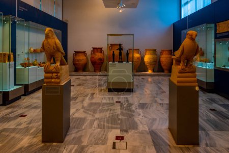 Téléchargez les photos : Héraklion, Grèce, 24 août 2022 : Collection d'artefacts historiques au musée archéologique d'Héraklion en Crète, Grèce. - en image libre de droit