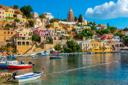 Foto de Symi, Grecia, 26 de agosto de 2022: Paseo marítimo en la isla griega Symi. - Imagen libre de derechos