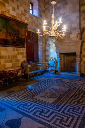 Foto de Rodas, Grecia, 26 de agosto de 2022: Interior del Palacio del Gran Maestre de los Caballeros de Rodas en Grecia. - Imagen libre de derechos