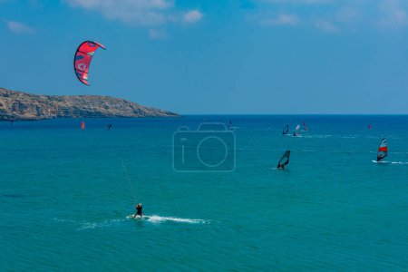 Foto de Rodas, Grecia, 1 de septiembre de 2022: Windsurfers at Prasonisi beach of Greek island Rodas. - Imagen libre de derechos