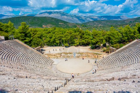 Téléchargez les photos : Epidavros, Grèce, 4 septembre 2022 : Théâtre antique à l'Asclépiéion d'Epidaure en Grèce. - en image libre de droit
