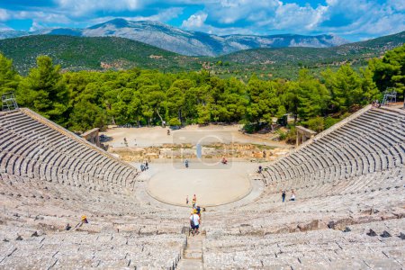Foto de Epidavros, Grecia, 4 de septiembre de 2022: Teatro Antiguo en el Asclepieion de Epidaurus en Grecia. - Imagen libre de derechos